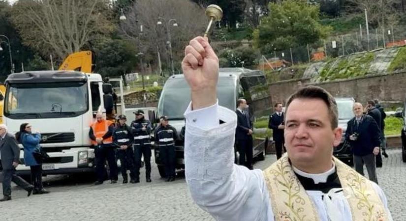 Debreceni pap áldotta meg a római autósokat a Colosseumnál