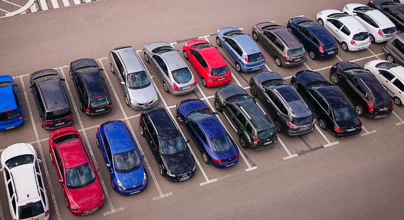 Változtak a parkolási díjak, milliárdok maradnak az autósok zsebében