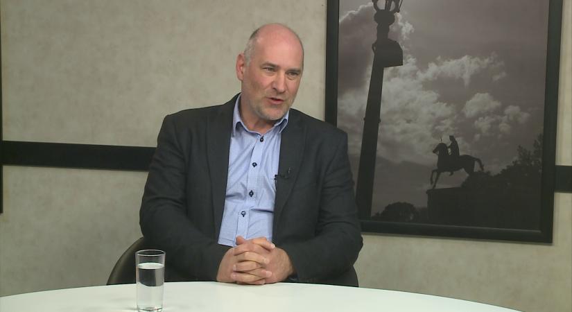 Algyő polgármestere sajnálja a katonákat, hogy parancsra náluk bohóckodnak