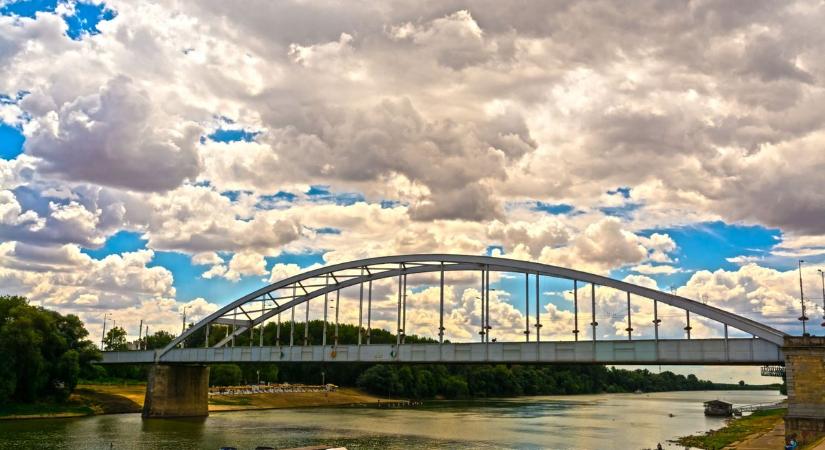 Vastag felhőtakaró és szél érkezik a szegedi égre