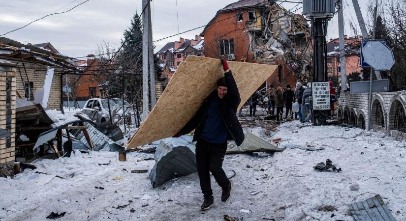 Ukrajna belerokkan a háborúba, külföldi segítség tartja életben a gazdaságot
