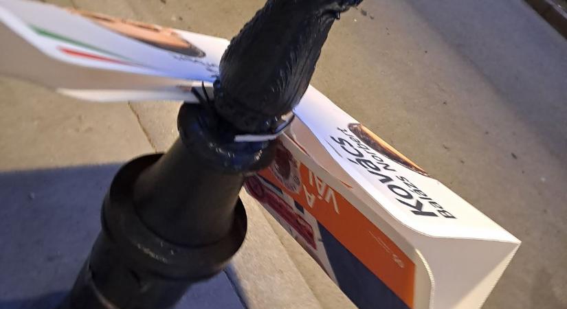 Tiszások rongálták meg a Fidesz plakátjait, majd rá is léptek – Videó