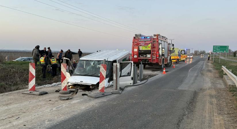 Brutális baleset történt Villány közelében, árokba csapódott egy kisbusz