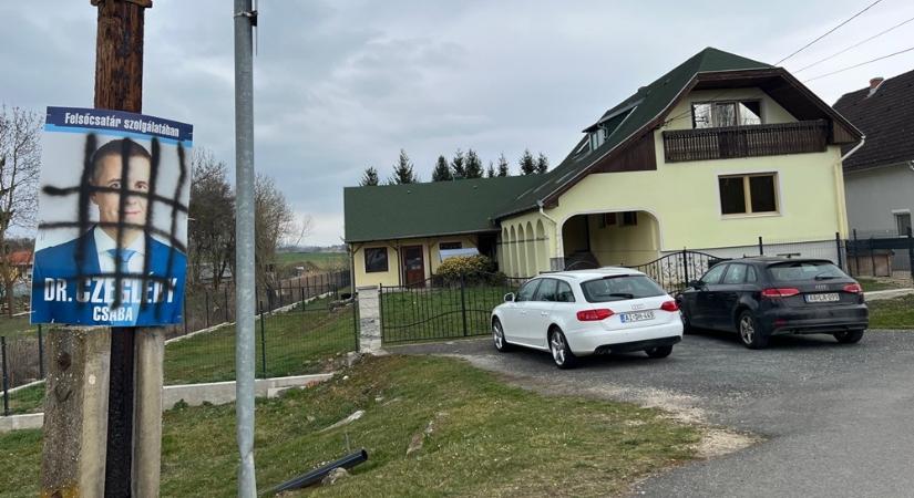 Czeglédy Csaba szinte összes választási plakátjára börtönrácsot rajzoltak Felsőcsatáron