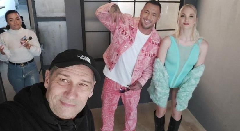 Megfilmesítik Curtis életét: kulisszatitkokat árult el a szekszárdi operatőr