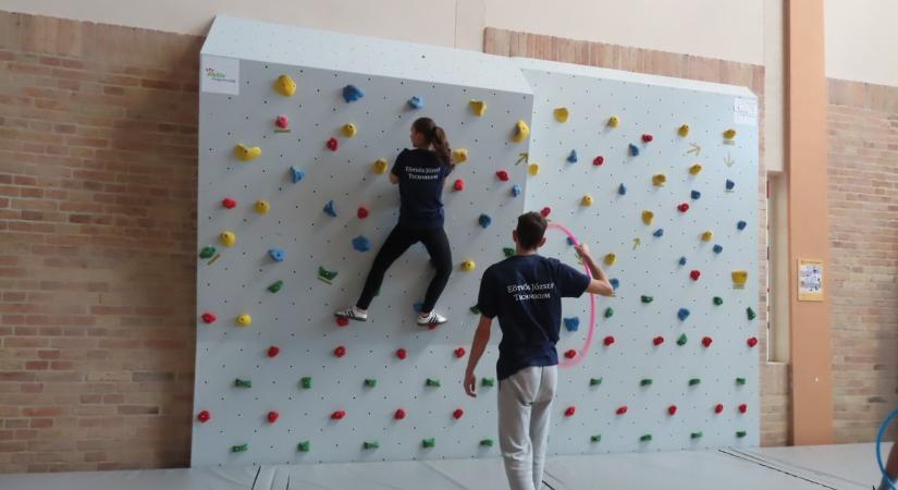 Most már biztos, hogy falra másznak az Eötvös diákjai – videóval