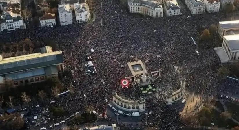 Fidelitasos provokáció állhat a Tisza menetén kifeszített ukrán zászló mögött