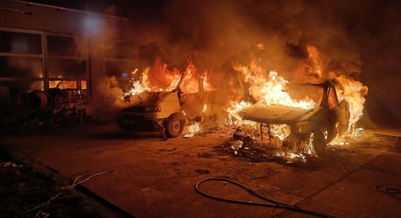 Brutális fotók! Kigyulladt két autó Debrecenben!