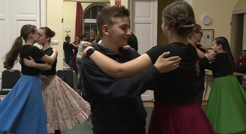 Ünnepi táncházat rendezett a Zalagyöngye