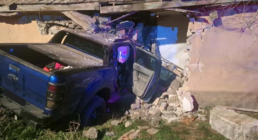 Becsapódott egy terepjáró a családi házban Bugyin, egy ember súlyosan megsérült