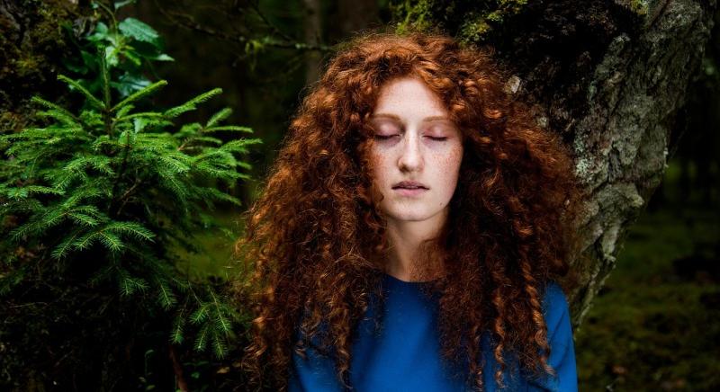 Miért van egyes embereknek göndör haja, másoknak pedig nem?