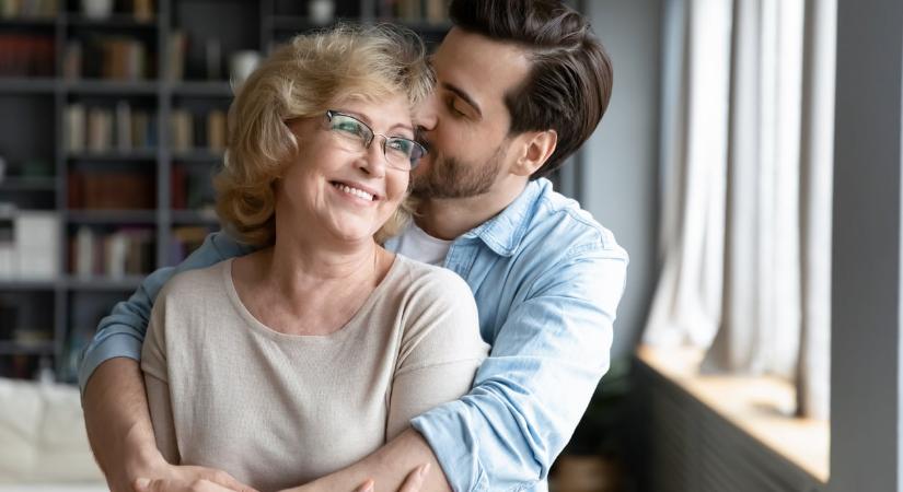 A „fiús anya” jelenség árnyoldala: Így hathat egy túlféltő anya a fia szerelmi életére