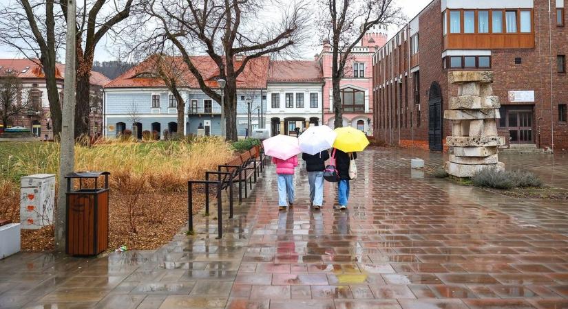 Véget ér a napsütéses tavaszi idő, még az esernyőt is elő kell vennünk a fiókból