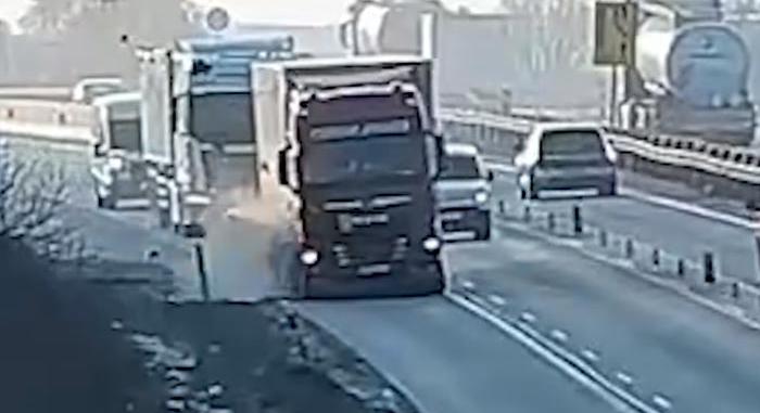 Szétrobbant egy kamion kereke, nézni is ijesztő, mekkorát repültek a darabjai