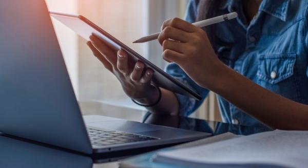 Évi 7 millió forinttal is többet kereshetnek a diplomások