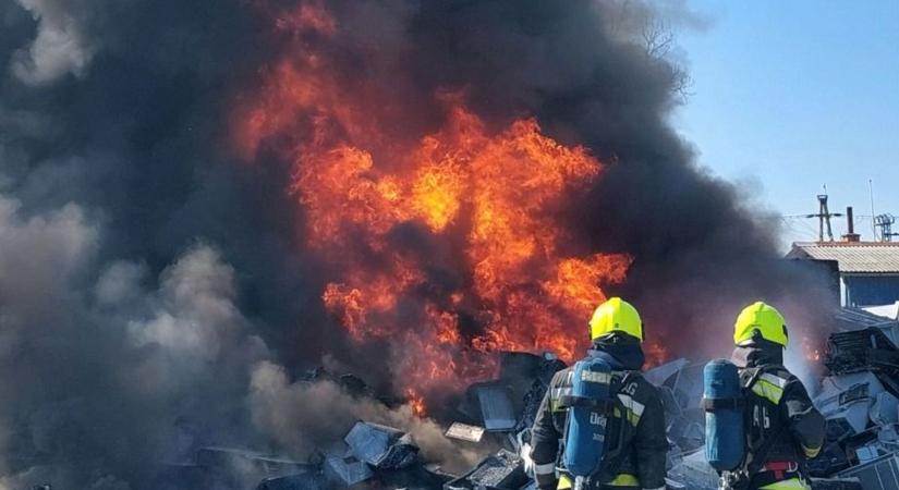 Rendkívüli: sorlakásoknál keletkezett tűz Bogádon, négy pécsi egység is a helyszínen