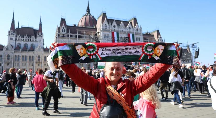 Azzal zászlóval ment a Békementre, amit az apja '56-ban használt – így ünnepeljük a magyar lobogót és címert