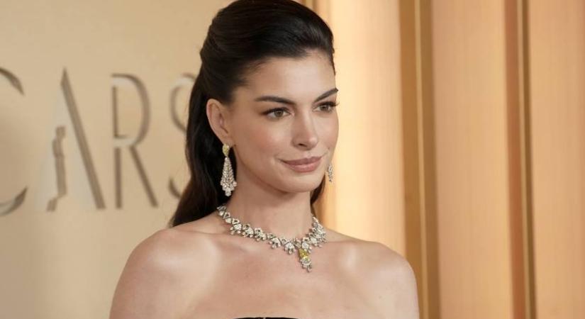 Anne Hathawayt plasztikával vádolják a rajongók az Oscar-gálás megjelenése után: szakértő is kielemezte a sztár arcát