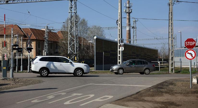 Sokan megszegik az új szabályt a vasúti átjárónál: nap mint nap veszélyes manővereket látni