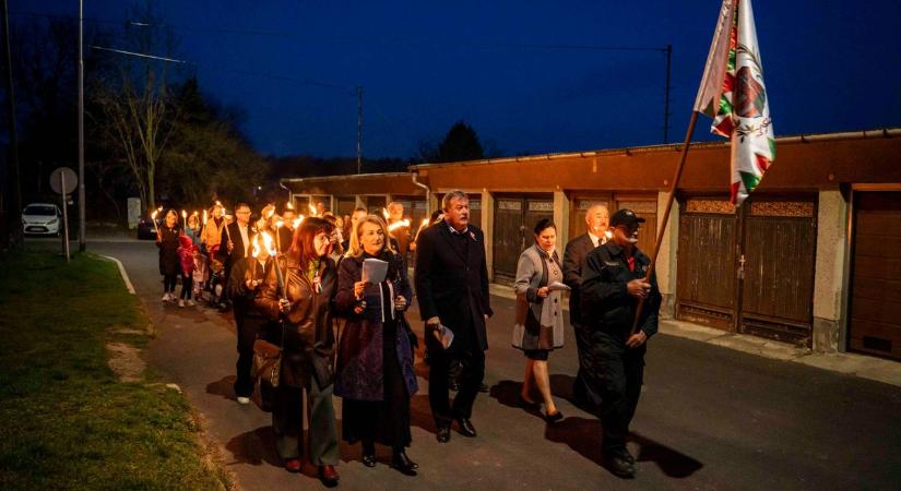 Fáklyák fényében vonult a város: így ünnepelték március 15-ét Vasváron