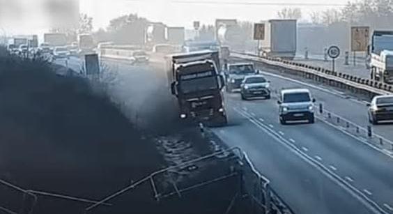 Szétrobbant a kamion kereke az autópályán, a sofőr mentette meg a helyzetet - videó
