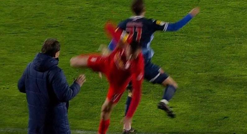 Fejbe rúgták Szűcs Kornél edzőjét a szerb bajnokin - fotók