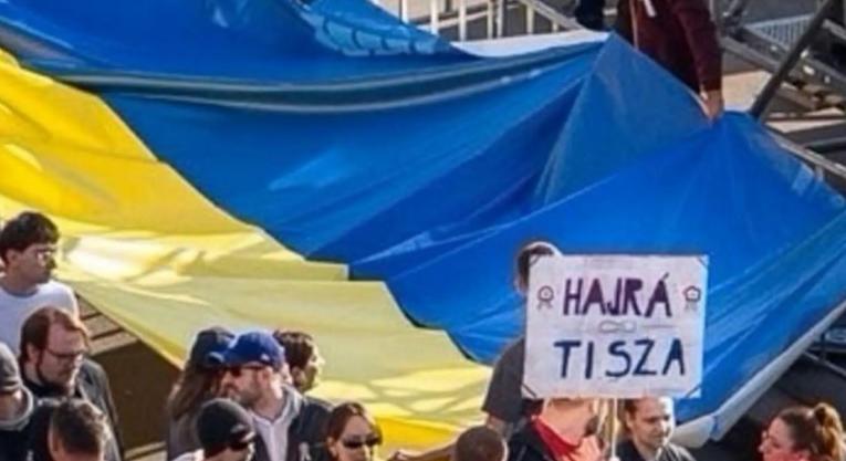 Válogatott kajakost küldtek ukrán zászlóval provokálni a tiszás menetre