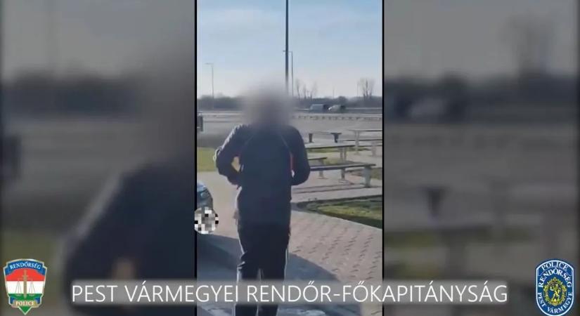 Lebukott az M4-es pihenő kukkolója: a kamerája árulta el