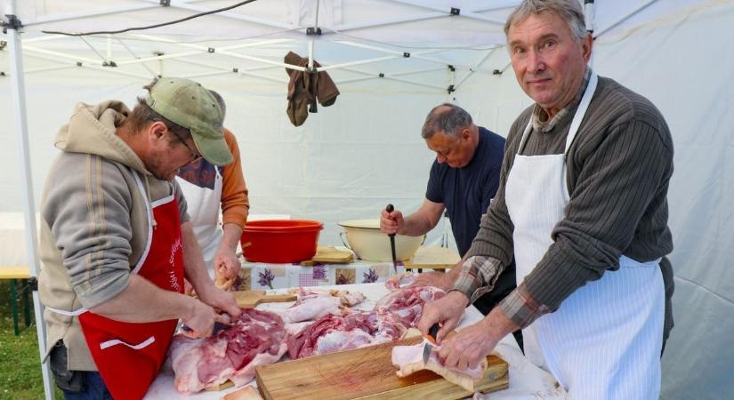 Székely módi Tevelen: Amikor a hurka is táncra perdül (képgalériával)
