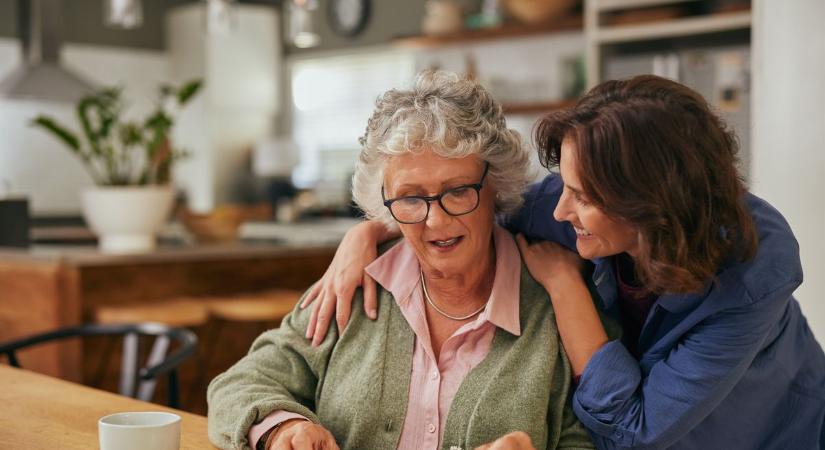 Új funkciókkal bővült a Gondosóra: már a családtagok is figyelhetik az idősek biztonságát