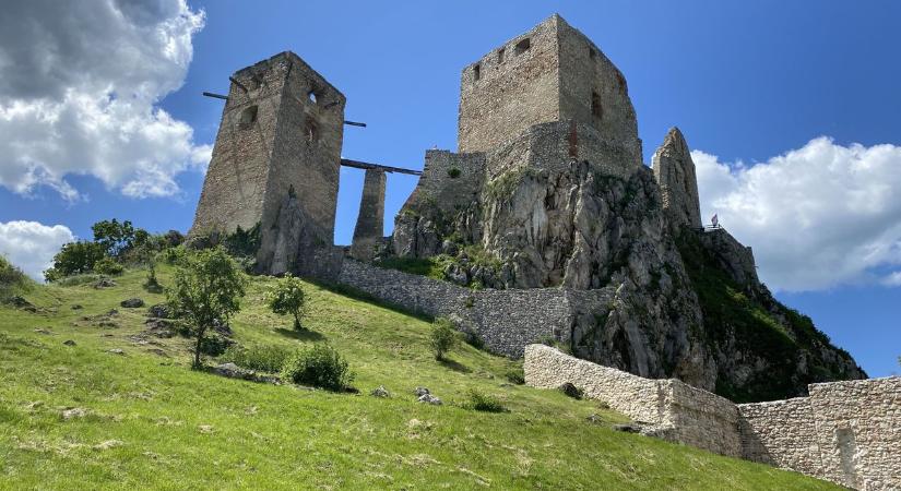 Középkori hadi leletek kerültek elő a cseszneki várnál és egy csalás ámulatba ejtő nyoma ( galéria)