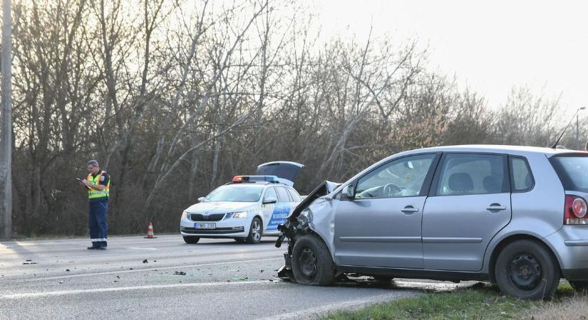 Baleset Tiszaújvárosban: mentők vitték el a szabálytalan kanyarodás áldozatait - fotókkal