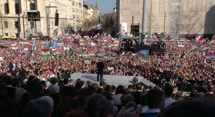 Indul Orbán Viktor országjárása: kövesd velünk élőben a kaposvári békemenetet!