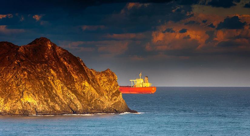 Irán átengedett egy hajót a Hormuzi-szoroson, de az átjáró megnyitása továbbra is kérdéses