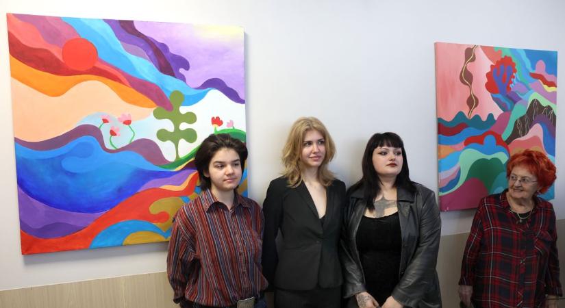 Színes, élettel teli festményeket adományoztak a Zichy diákjai a kaposvári idősotthon lakóinak