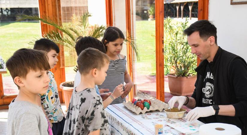 Így még biztosan nem festettél tojást! Különleges húsvéti program indult Mátészalkán (fotókkal)