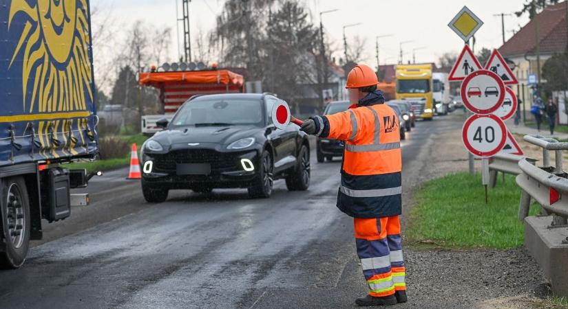87-es útfelújítás: elkezdték a munkát, nagy a torlódás Gyöngyösfalunál! - fotók