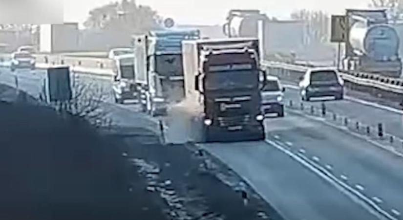 Durva videón, ahogy pillanatok alatt megtörtént a baj az autópályán!