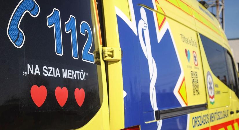 Újabb baleset! Két autó ütközött a 4-es főúton, mentők a helyszínen!