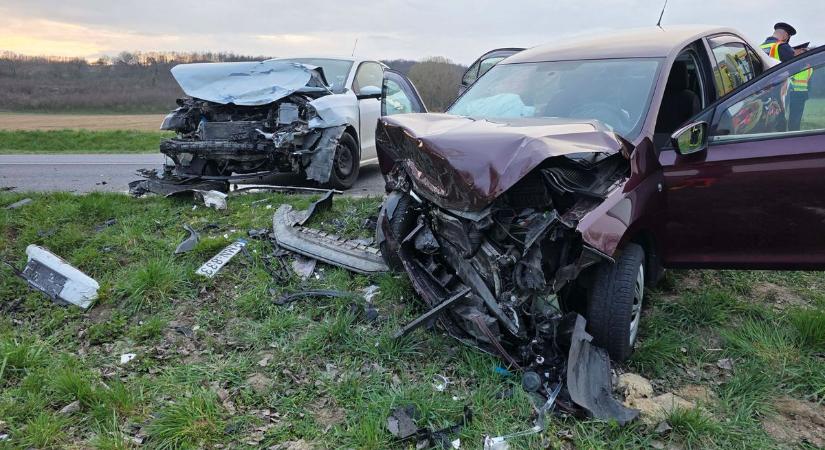 Súlyos közlekedési baleset! Frontálisan ütközött két jármű a 74-es főúton, Zalában!