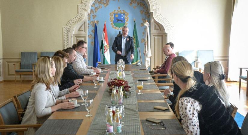 A sajtó munkatársait köszöntötte reggelivel a gyöngyösi önkormányzat