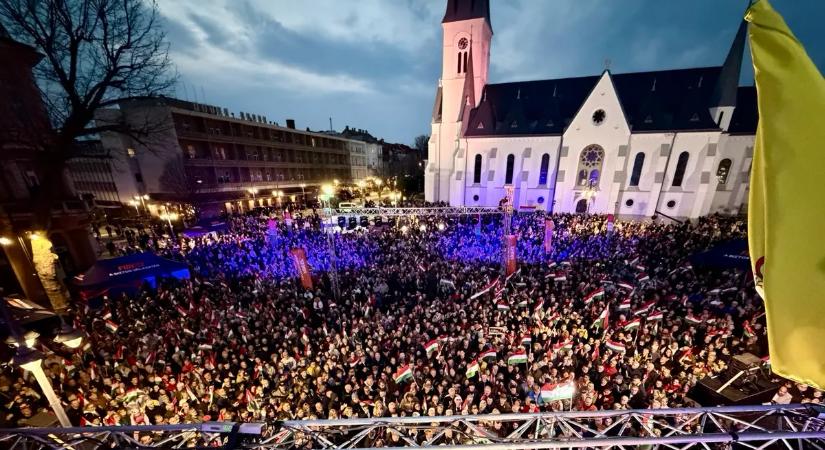 Hatalmas a tömeg Kaposváron, zúg a "Hajrá Fidesz"