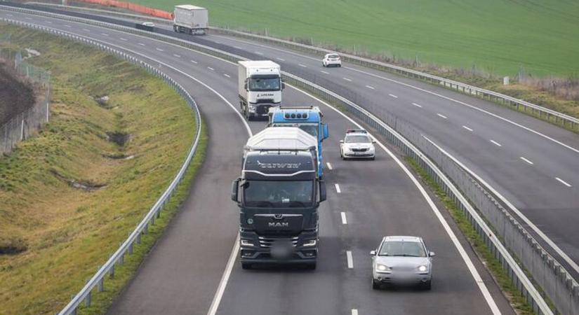 Pórul járt a sofőr az M30-ason: mélyen a zsebébe nyúlhat a kiborult rakomány miatt