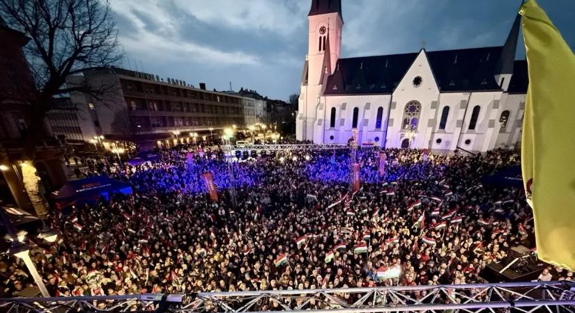 Hatalmas tömeg várta Orbán Viktort Kaposváron