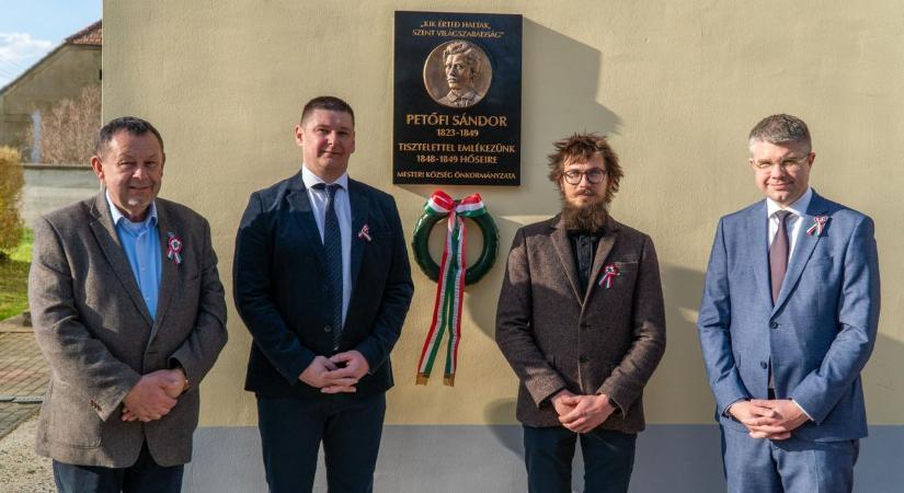 Petőfi-emléktáblát avattak Mesteriben