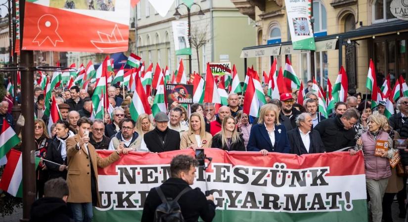 Kaposvár még soha nem látott ekkora tömeget! – Itt vannak a legfrissebb fotók a kaposvári Békemenetről