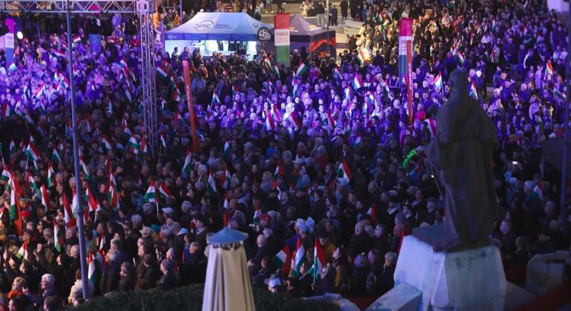 Fantasztikus felvételek Kaposvárról: elképesztő a tömeg, megtelt a tér