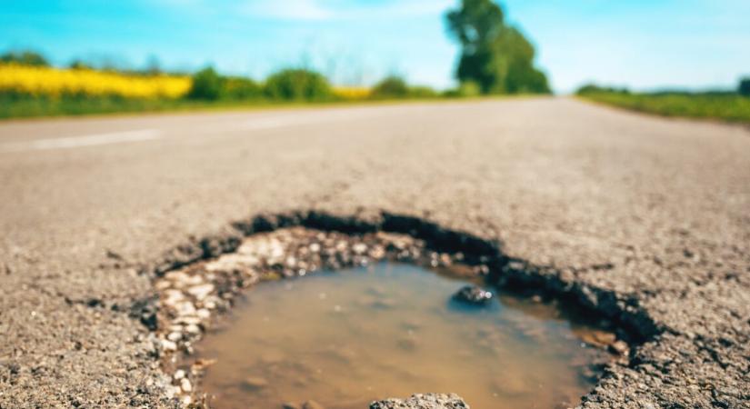 Itt az autósok rémálma – ennyibe kerülhet, ha belehajtunk egy kátyúba