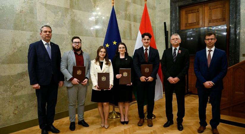 Szegedi hallgató is a Parlamentben díjazott diákok között, rangos pályázaton nyert elismerést