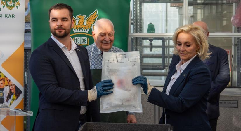 Kapu Tibor Debrecenben járt, nem akármilyen növényeket hozott az űrből! – fotókkal